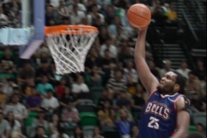 昨晚厄特爾連線卡爾頓完成一記精彩的單手暴扣 瞬間點(diǎn)燃全場(chǎng)！