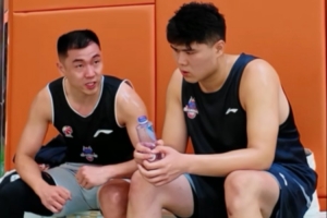 高詩(shī)巖指導(dǎo)于明鑫：籃下要主動(dòng)要位要球 隨便個(gè)中鋒上來(lái)就要你位