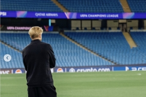 ??這一刻萬般回憶涌上心頭！德布勞內(nèi)曬伊蒂哈德踩場背影照