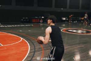 媒體人：我聽說曾凡博會代表籃網(wǎng)出戰(zhàn)NBA中國賽 預測雙向合同有戲