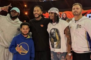 像不像？羅斯合影眾多“冒牌”球星：老詹&庫里&克拉克森&東契奇