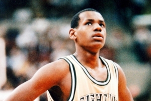 詹姆斯：第一年打正式比賽 我就發(fā)現(xiàn)自己比別人快得多高大得多