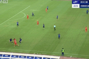 差之毫厘！黃銳烽邊路傳中，鐘義浩門前搶點推射稍偏出立柱