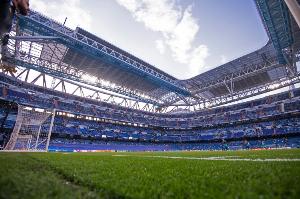 挺團(tuán)結(jié)??世體：西人粉絲在伯納烏高喊“XX巴薩”，皇馬球迷加入