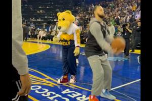 NBA官方曬庫(kù)里隨手全明星背投三分！網(wǎng)友：無(wú)與倫比的天賦！