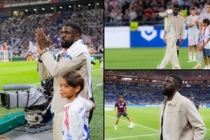 里昂為青訓(xùn)球員、前巴薩后衛(wèi)烏姆蒂蒂舉辦退役儀式，賽前進行開球