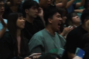 克羅斯接董健助攻完成雙手暴扣引爆全場(chǎng)！觀眾尖叫歡呼海嘯般襲來(lái)