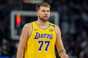 名記：隨著東契奇簽長約 湖人愿意交易合同延續(xù)到26年之后的球員