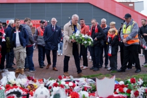 埃弗頓俱樂(lè)部代表賽前向若塔獻(xiàn)花：我們的心與若塔家人、隊(duì)友同在