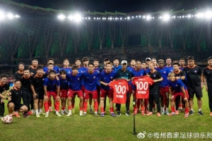 梅州客家球員廖均健、羅德里格 代表球隊(duì)出戰(zhàn)第100場正式比賽