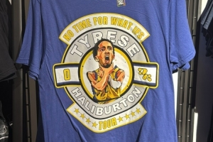 啥時(shí)候再打一場(chǎng)？哈利伯頓社媒曬照 WWE推出哈利鎖喉周邊T恤