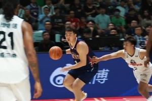 昨晚比賽中董健命中3記三分！進(jìn)球時(shí)現(xiàn)場(chǎng)觀眾爆發(fā)出熱烈歡呼！