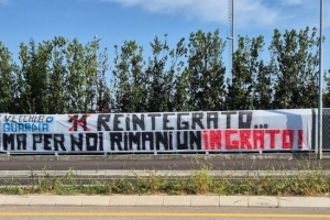 曾為加盟國米缺訓(xùn)！亞特蘭大球迷掛橫幅怒斥盧克曼，稱其忘恩負義