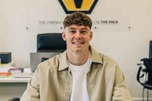 官方：狼隊與前鋒拉爾森續(xù)約五年，并附帶1年的續(xù)約選項