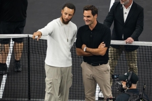 勇士官方曬庫里與費德勒合影：黑色球場上的兩位傳奇??