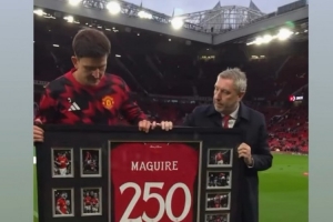 馬奎爾領(lǐng)取曼聯(lián)250場(chǎng)紀(jì)念球衣，B費(fèi)社媒祝賀：重大成就??