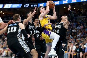 最想重溫哪場(chǎng)比賽？里夫斯：對(duì)陣灰熊的季后賽生涯首秀