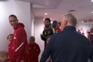 英媒：莫耶斯賽前就與主裁判發(fā)生激烈交談，范迪克在一旁大笑