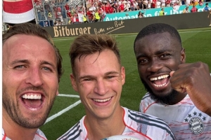 上演帽子戲法，拜仁官推曬凱恩與隊友以及比賽用球的合影