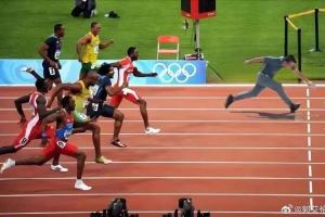 徐靜雨遭郭艾倫帽翻&跨欄+被斷+被穿襠 去年被晃出百米沖線名場(chǎng)面