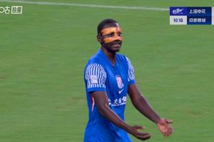 蓉城門前一片混亂！申花開角球形成三維彈球，阿蘇埃最后一擊踢偏