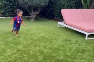 迪士尼事件之后，巴薩吉祥物看望拉菲尼亞兒子并與其互動(dòng)