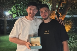 兌現(xiàn)承諾！申京&奧斯馬尼合影 后者手持申京贈送的勞力士手表