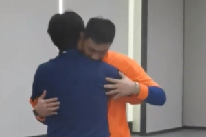 情義無價(jià)！李霄鵬、王大雷賽后擁抱