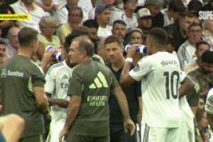 鬧脾氣！維尼修斯不滿(mǎn)被換下喋喋不休，扔下水瓶直接回更衣室