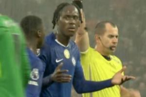 這還咋踢??桑切斯染紅瞬間，查洛巴無奈攤手眼神生無可戀??