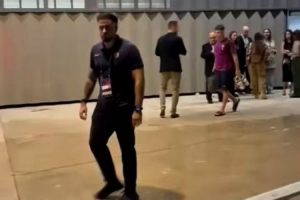 希望無礙！費爾明離開球場時仍一瘸一拐