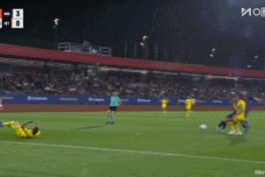 巴薩進第三球時有球迷手持巴勒斯坦國旗沖進球場，引發(fā)赫塔菲抗議