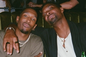 享受生活！約什-理查德森曬和老大哥波什合照！