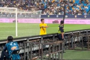 姜志鵬與天津球迷發(fā)生言語沖突，離場時向看臺做疑似“手銬”動作