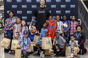 哈騰為小球迷送溫暖！每人300元購物卡+簽名合影留念