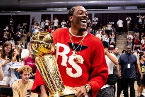 凱旋歸來！杰倫-威廉姆斯帶著總冠軍獎杯重返母校！