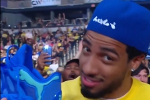 忠實(shí)摔迷！哈利伯頓和蒂格現(xiàn)場(chǎng)觀戰(zhàn)WWE“摔角狂歡”賽事