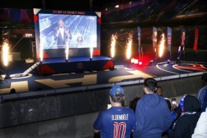 見(jiàn)證榮耀時(shí)刻！巴黎球迷在王子公園球場(chǎng)觀看金球獎(jiǎng)?lì)C獎(jiǎng)典禮