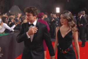 太養(yǎng)眼了！內(nèi)維斯攜女友現(xiàn)身金球獎(jiǎng)紅毯