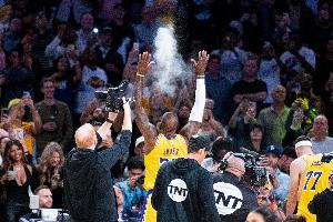 夸梅：詹皇人設(shè)承載了粉絲的自我投射 詹姆斯睡白人會(huì)讓他們崩潰