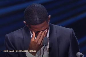 喜極而泣！登貝萊當(dāng)選2025年金球獎(jiǎng)，發(fā)表獲獎(jiǎng)感言時(shí)激動(dòng)落淚