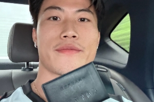 駕考一把過(guò)??24歲謝文能穿米蘭球衣曬駕照：29天 拿下????