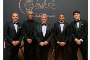 難忘的夜晚！拉波爾塔、弗里克、亞馬爾、拉菲尼亞、庫(kù)巴西合影