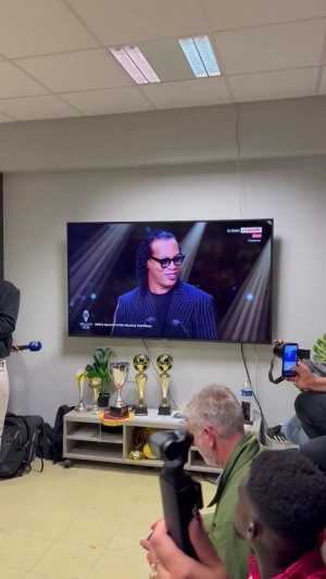 榜樣！登貝萊青訓(xùn)母隊(duì)埃夫勒觀看金球典禮，官宣后孩子們瞬間沸騰