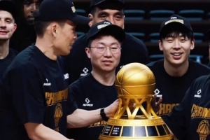 聚光燈下金杯重燃榮耀！我們成功衛(wèi)冕！下一步將挑戰(zhàn)更高目標！