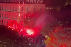 今個真高興！巴黎球迷燃放煙花慶祝登貝萊斬獲金球獎