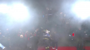 ??金球獎頒獎典禮結(jié)束后，場外很多群眾大喊“XX巴薩”