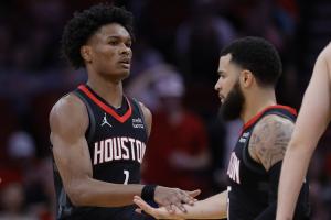 范弗里特重傷阿門首發(fā)控衛(wèi)？阿門生涯前兩個(gè)賽季僅有1%時(shí)間打控衛(wèi)