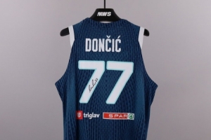 東契奇歐錦賽親穿簽名球衣正在拍賣！目前最高價(jià)不到3萬人民幣！