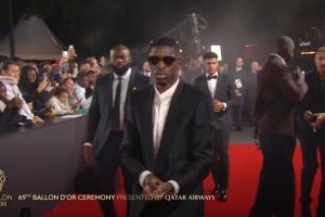 登哥太帥了吧！金球獎(jiǎng)最大熱門登貝萊走紅毯，西裝+墨鏡裝扮